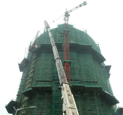 天津市吊车在工地上作业